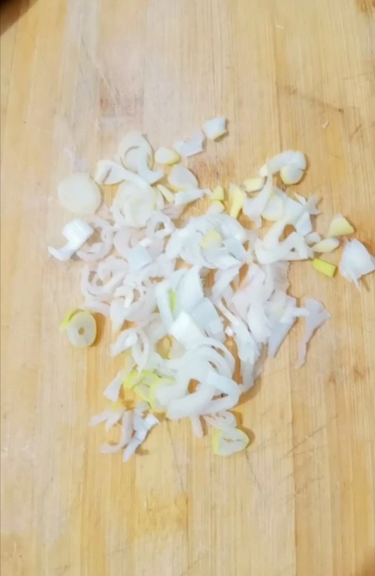 土豆炖大萝卜,葱切末备用