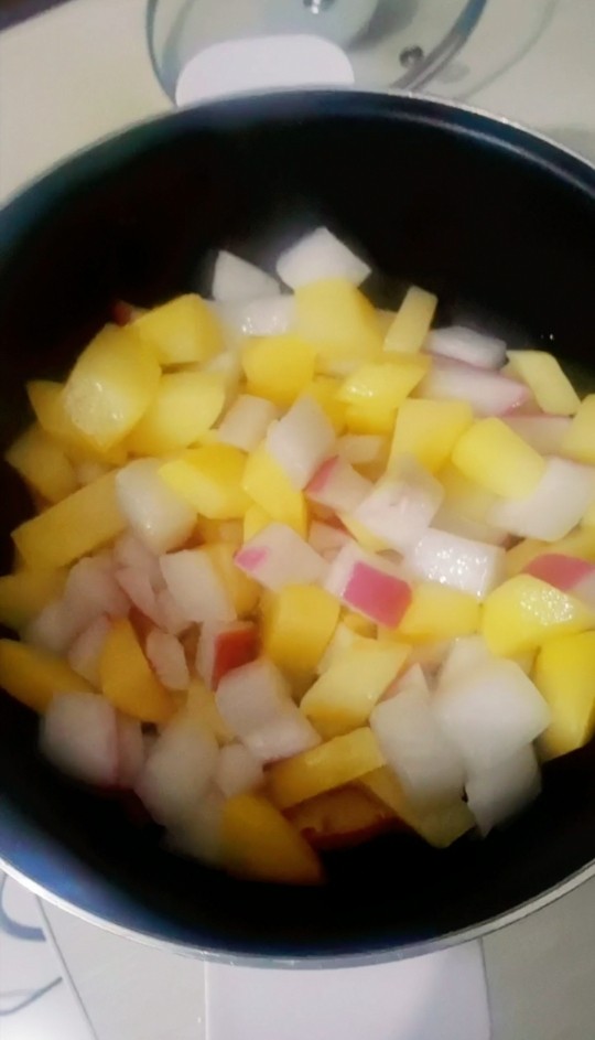 土豆炖大萝卜,加入土豆和萝卜翻炒均匀