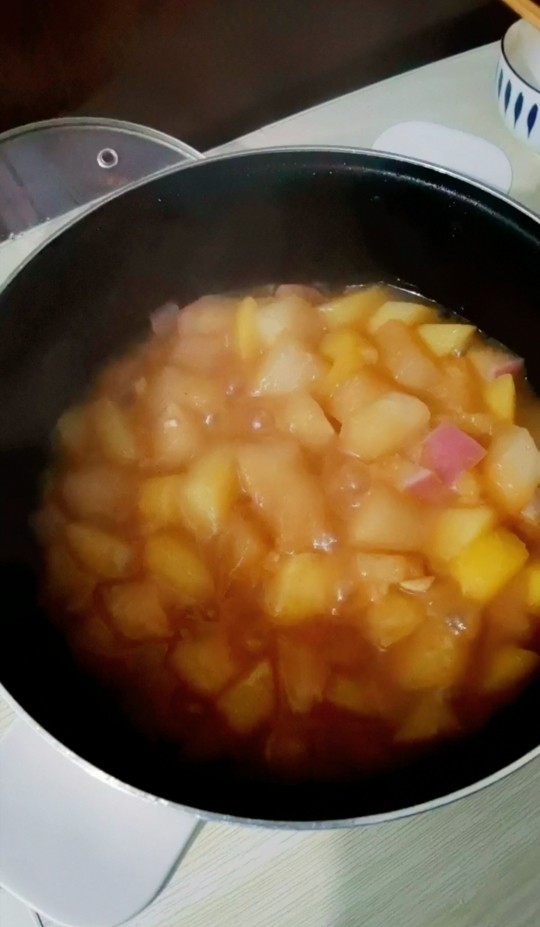 土豆炖大萝卜,加入清水末过土豆，炖二十分钟