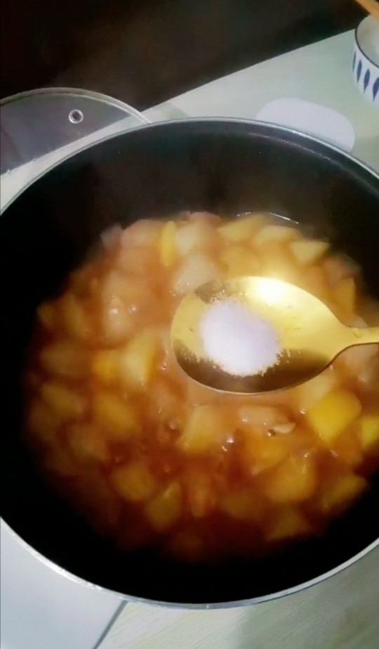 土豆炖大萝卜,一小勺盐搅拌均匀即可