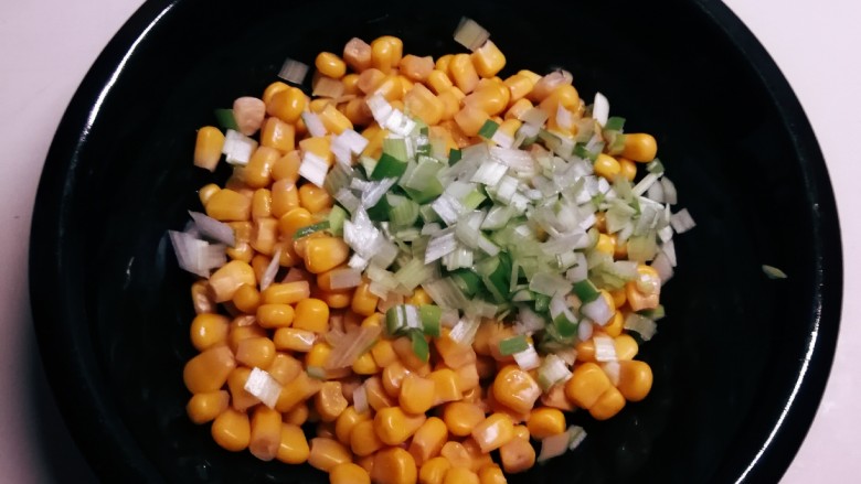 椒盐玉米,玉米粒放入碗里，放入葱碎。