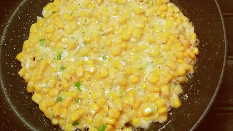 椒盐玉米,不用急于翻动，煎至一面定型 金黄色。