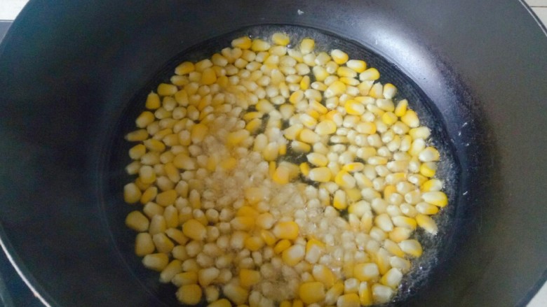 青椒炒玉米,锅中加入适量清水煮开，放入玉米粒焯水2分钟，捞出沥干水份备用
