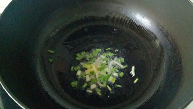 青椒炒玉米,炒锅中加入适量花生油，油热放入葱花姜丝煸炒出香味