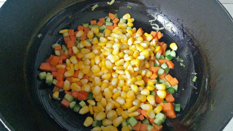青椒炒玉米,加入玉米粒翻炒2分钟