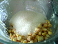 玉米粑粑,将玉米粒和糖倒入料理机