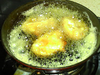 玉米粑粑,用勺取适量玉米糊放入锅中