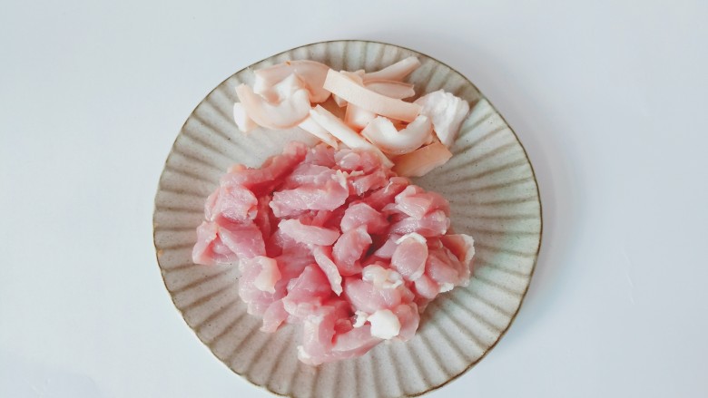 青椒炒豆干,猪肉把肥肉与瘦肉分开来切成细丝。