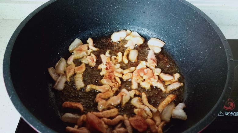 青椒炒豆干,再放入猪肉丝快速爆炒。