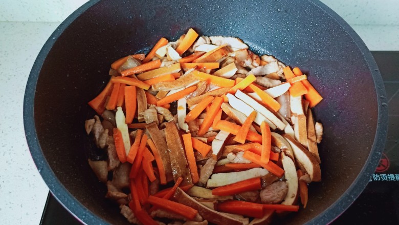 青椒炒豆干,再加入胡萝卜继续翻炒。
