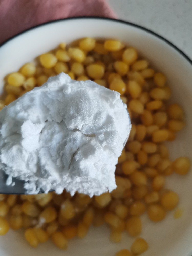 椒盐玉米,过一遍冷水控干加淀粉