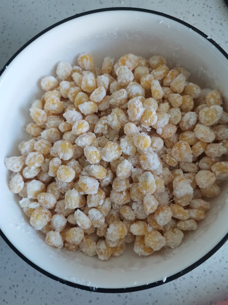 椒盐玉米,翻版均匀，让玉米粒都包裹上淀粉