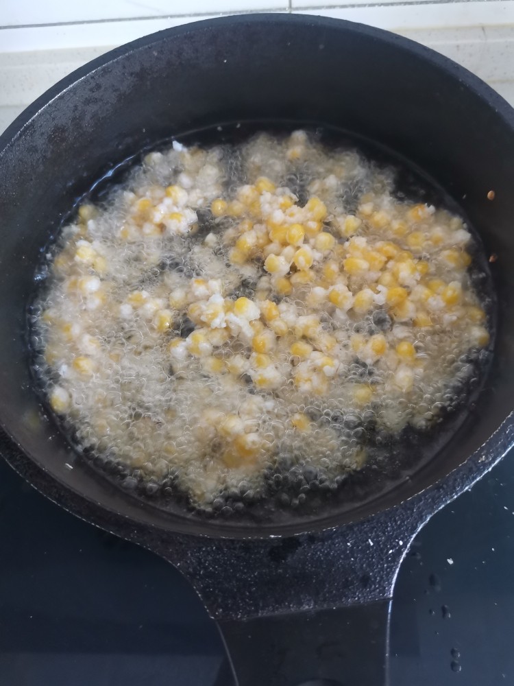 椒盐玉米,油温6层热下玉米粒