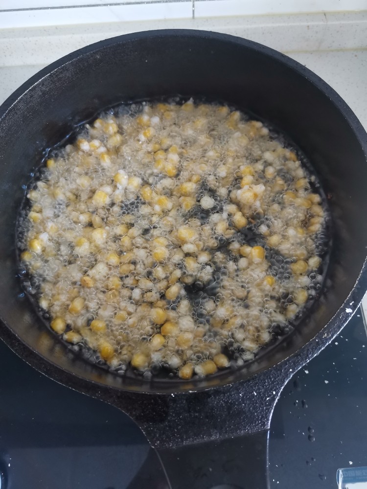 椒盐玉米,玉米粒都散开后，捞出