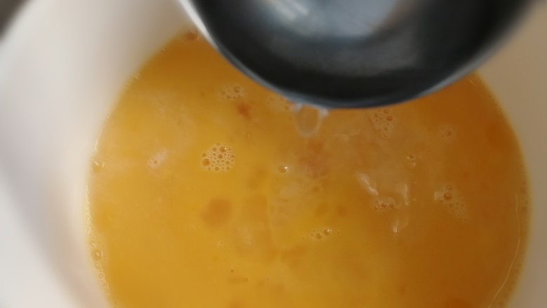 虾皮鸡蛋羹,缓缓加入温水，鸡蛋和水的比例是1：2。