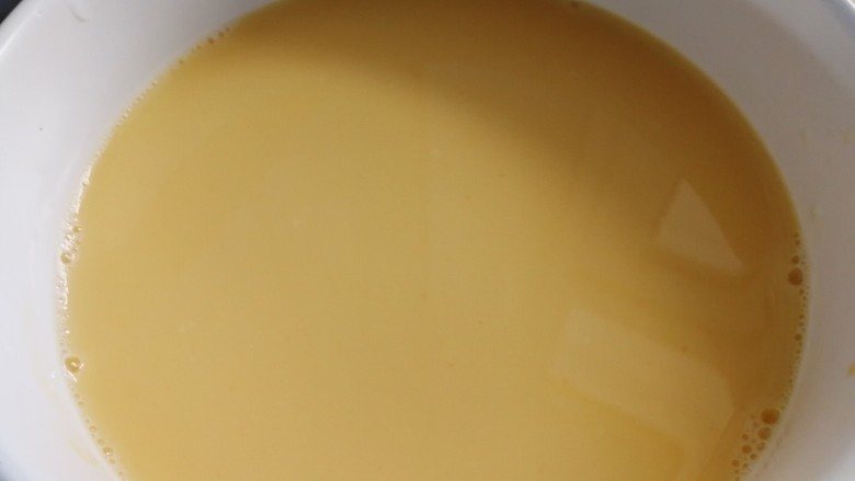 虾皮鸡蛋羹,蛋液成镜面状，蒸出的蛋羹会细腻嫩滑。