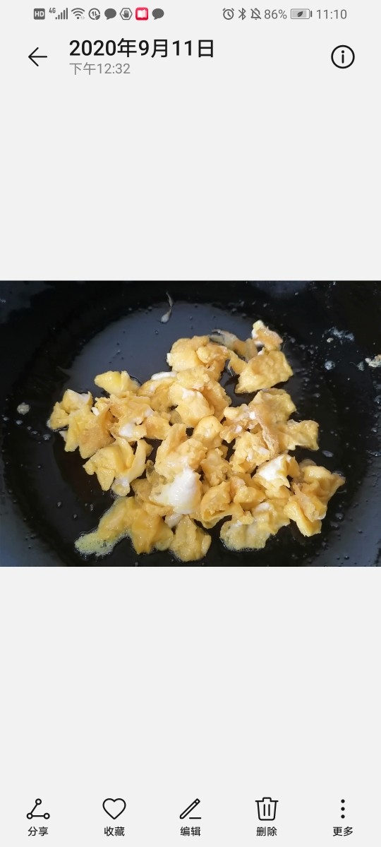 橄榄菜炒饭,将鸡蛋炒成小块