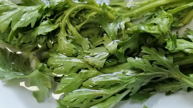 橄榄菜炒饭,将蓬蒿菜泡水清洗干净