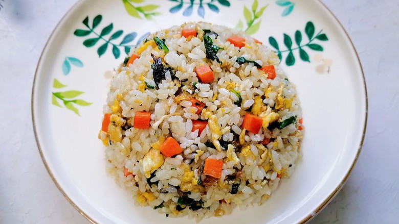 橄榄菜炒饭,将米饭装入小碗压实后倒扣在盘内