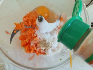 自制虾滑,打入一个鸡蛋，加入胡萝卜丁，3大勺淀粉，白胡椒粉，盐，鸡精