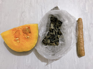 素炒南瓜,主要食材如图所示示意，一段南瓜、干木耳适量、山药一小段。