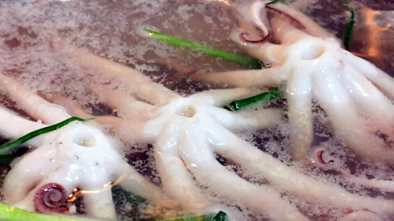 橄榄菜炒饭,把章鱼焯水2~3分钟后取出冲凉切丁
