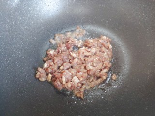 酸豆角炒牛肉,待锅内油热，下牛肉末