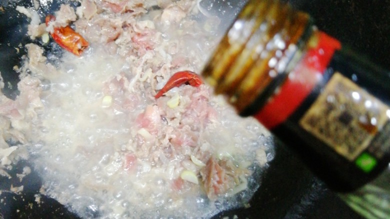 肉沫白菜炒豆皮,锅中放适量油，油热下入葱花、干辣椒，煸炒后放入肉馅。翻炒片刻，至肉馅变色。加入适量生抽提色。