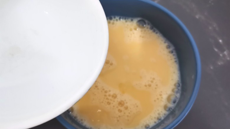 虾皮鸡蛋羹,鸡蛋和水按1：1.5比例倒入温水，边倒边搅拌均匀