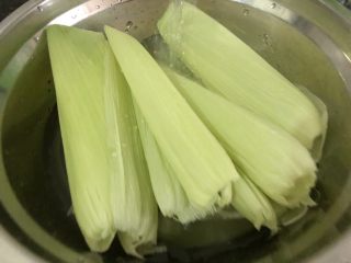 玉米粑粑,玉米壳太长的剪一下，清洗干净