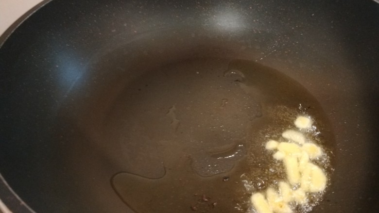 白菜包肉,锅中倒入适量油烧热，放入姜蒜炒香。
