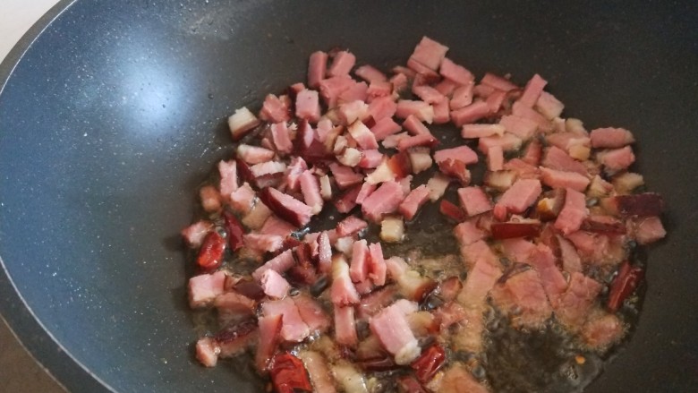 酸豆角炒牛肉,倒入牛肉丁炒均匀倒出来。