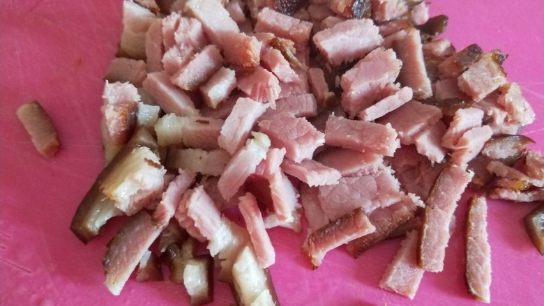 酸豆角炒牛肉,切成小丁加料酒淀粉抓均匀备用。