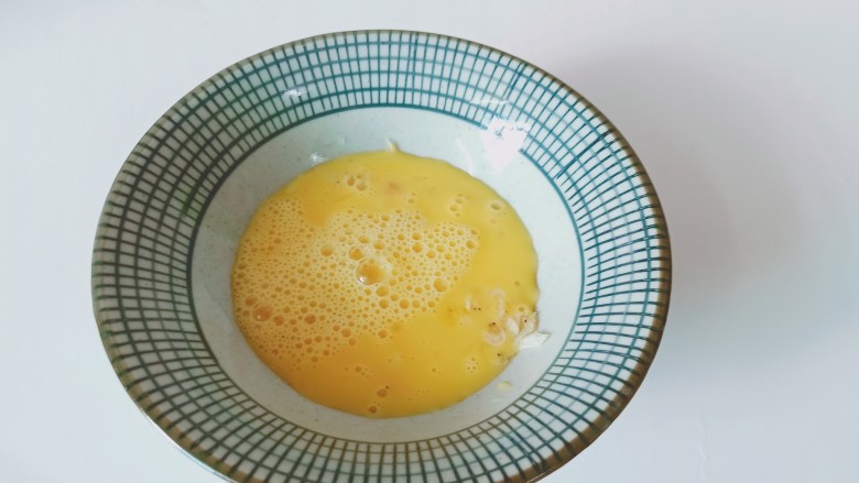 虾皮鸡蛋羹,搅拌好的鸡蛋液放入一个大碗里。