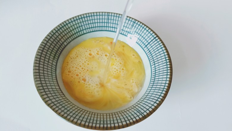 虾皮鸡蛋羹,加入凉开水（蛋液与凉开水的比例是1：1.5倍或者1:2倍）搅拌完全混合在一起。