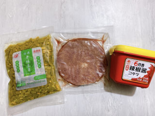 酸豆角炒牛肉,主要食材如图所示示意，日常下饭的酱菜酸豆角、牛排肉一块、甜辣酱。