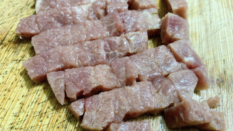 酸豆角炒牛肉,切成四方丁状。
