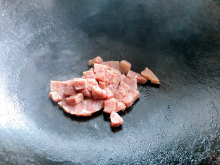 酸豆角炒牛肉,加入牛排肉丁