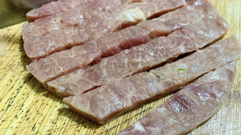 酸豆角炒牛肉,超市买回来的现成牛排肉，就是下锅直接可以煎的那种，改刀切。