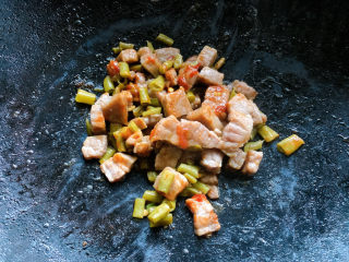 酸豆角炒牛肉,加适量清水，翻炒均匀出锅。