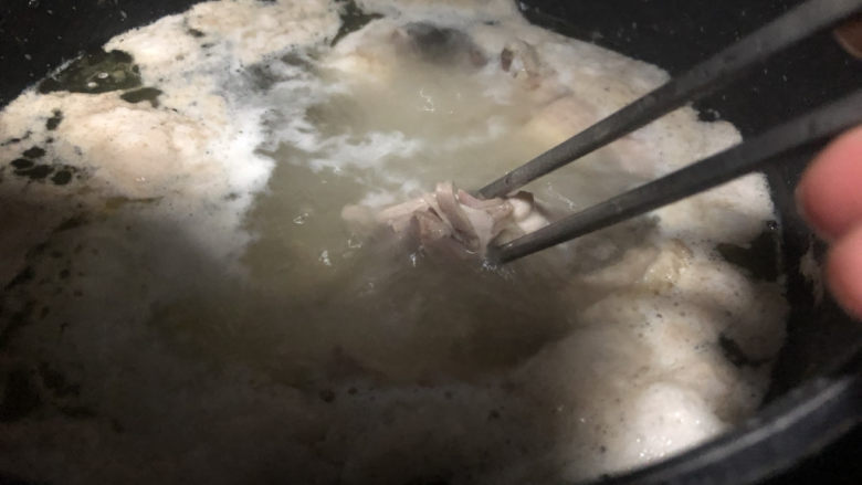 花胶炖鸡,水开后，略煮两三分钟，从中间没有浮沫的地方，拿筷子夹出鸡肉，如果肉上沾到浮沫，往水里漂一下。