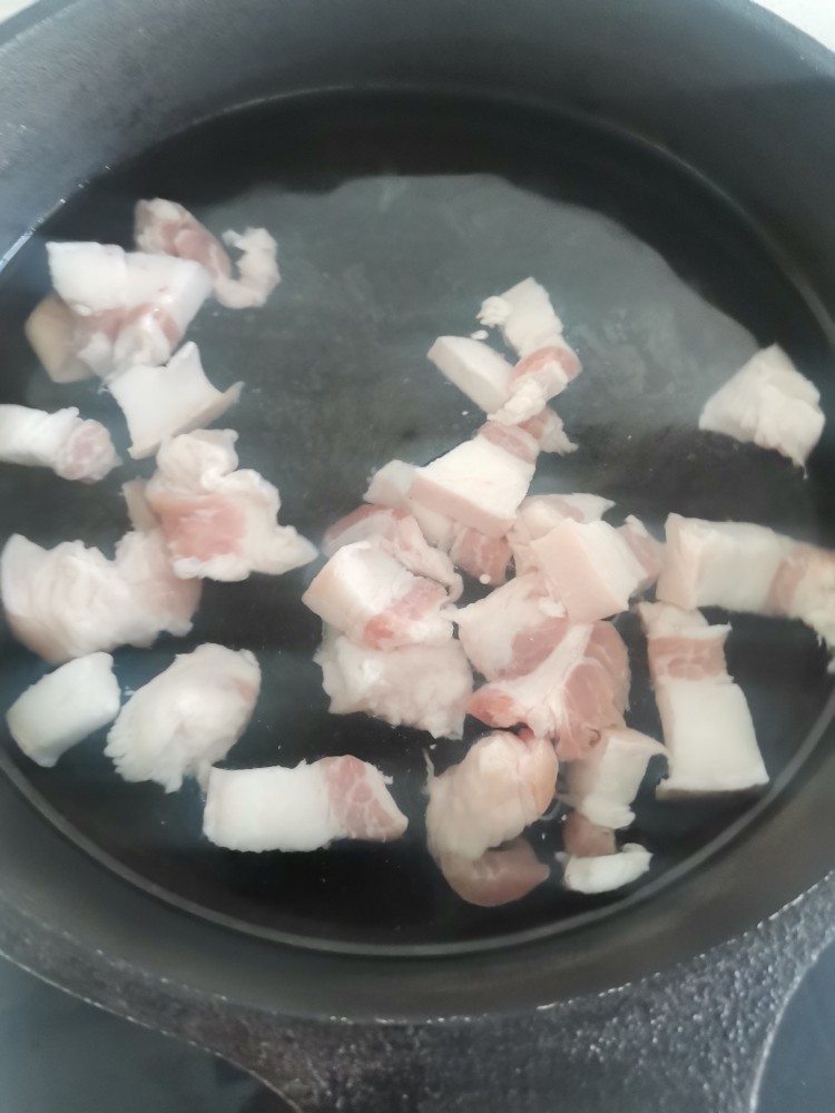 红烧肉炖豆角,冷水下锅焯水