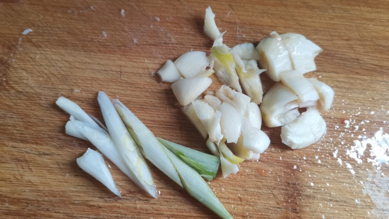 西芹炒鸡胗（香辣下饭）,大蒜拍碎，葱切段
