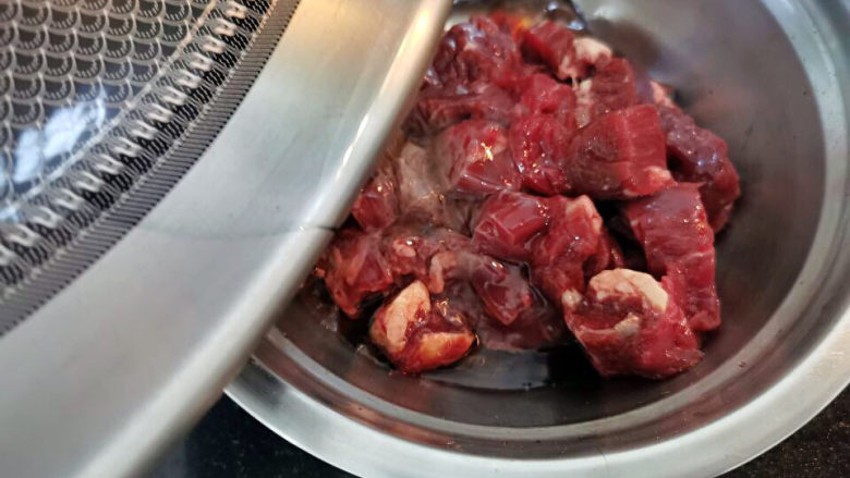 酸豆角炒牛肉,烧开七成热油，淋在牛肉粒上