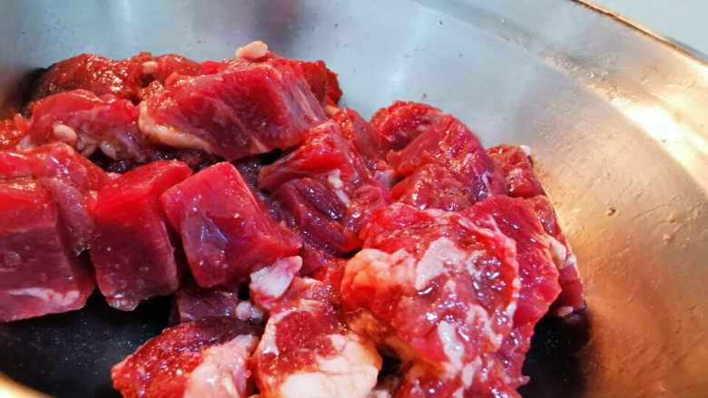 酸豆角炒牛肉,生抽，糖，胡椒粉，料酒少许腌制牛肉粒