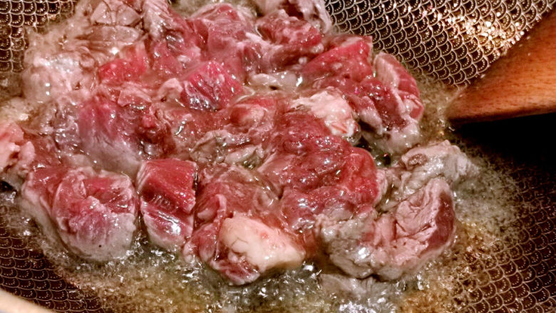 酸豆角炒牛肉,牛肉粒变色后捞出控油
