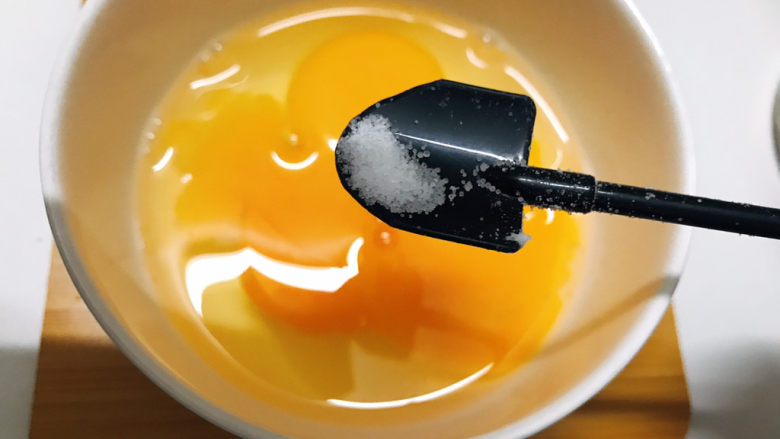 虾皮鸡蛋羹,碗中打入两个鸡蛋，加入一小勺盐