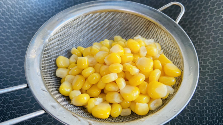 椒盐玉米,捞出沥干水分放入碗中备用