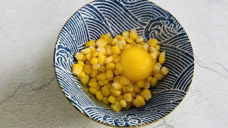 椒盐玉米,鸡蛋打入碗中