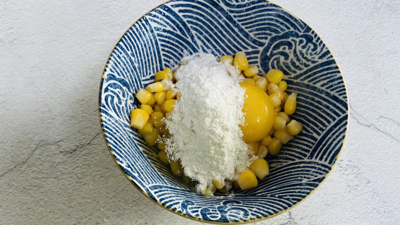 椒盐玉米,加入一勺淀粉